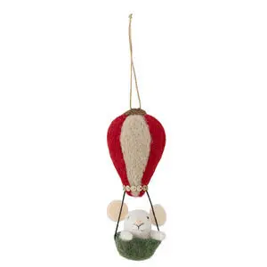 Luftballon ornament i rød og hvid med et hvidt får i grøn kurv, hængende i en snor.