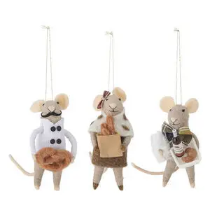 Tre museornamenter: kok med bagværk, mus med brun nederdel og pose, mus med butterfly og flaske.