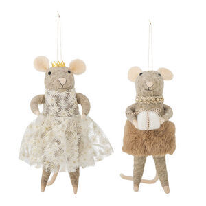 To mus-ornamenter, én i blomstret kjole og krone, én i pelsnederdel med hvid genstand.