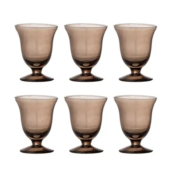 Seks brune vinglas med bred skål og kort stilk, arrangeret i to rækker.