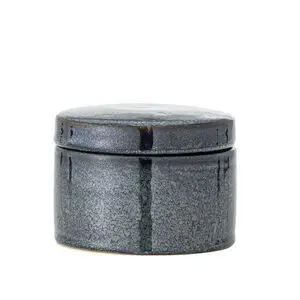 Blå cylindrisk stentøjsbeholder med aftageligt låg og glaseret, skinnende overflade.