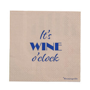 Lys serviet med blå tekst "It's WINE o'clock" og diskret mønster, Bloomingville logo nederst.