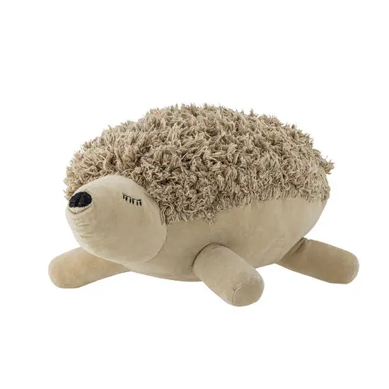 Brun plysbamse formet som et pindsvin, med lukket øjne og tekstureret pigge.