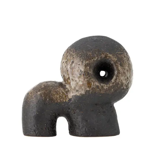 Dekorativ keramikskulptur med hul, tekstureret overflade i sorte og jordfarver fra Bloomingville.
