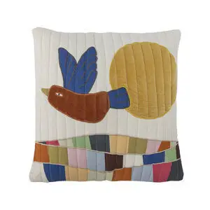 Pude med broderet fugl og sol på farverig baggrund. Cremefarvet bagside.