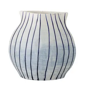 Vase med rund krop, smal hals og blå lodrette striber på lys baggrund, stentøjstekstur.
