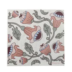 Firkantet serviet med lyserøde blomster og grå blade på hvid baggrund.