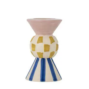 Lysestage med lyserød top, ternet gul/hvid midte og blåstribet bund i kunstnerisk design.