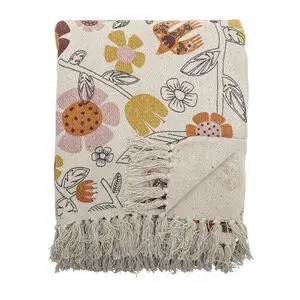 Tæppe med farverigt blomster- og fuglemønster, gul, pink, bordeaux nuancer. Frynser langs kanter.