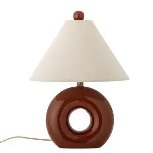 Bordlampe med rød cirkulær stentøjsbase og beige kegleformet lampeskærm.