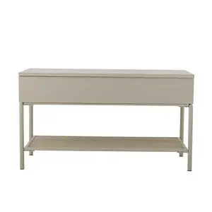 Naturfarvet bænk med opbevaringslåg og slatted hylde under. Enkel og moderne design.