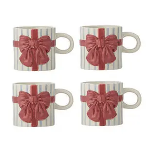Fire krus med røde sløjfer og bånd, blå og hvide striber, samt håndtag på siden.