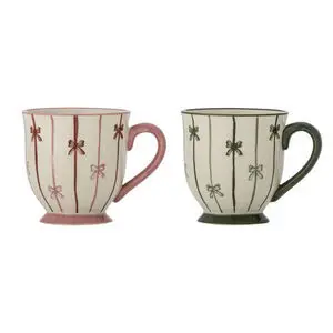 To krus med lodrette striber og sløjfer; et med pink detaljer, et med grønne. Rund hank og flared bund.