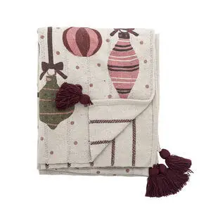 Plaid med ornamentmønstre i pink, grøn, blå. Kvaster i hjørnerne, vævet tekstur.