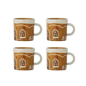 Fire brune kopper med hvide husdekorationer, håndtag og lysere kant øverst.