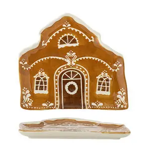 Serveringsfad formet som honningkagehus med hvide mønstre på brun baggrund, minder om glasur.