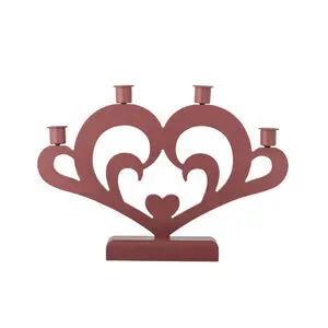 Rød adventsstage i MDF med hjerte-lignende design og 4 lysestager på rektangulær base.