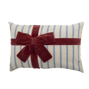 Rektangulær pude med blå og hvide striber, stor rød sløjfe foran.
