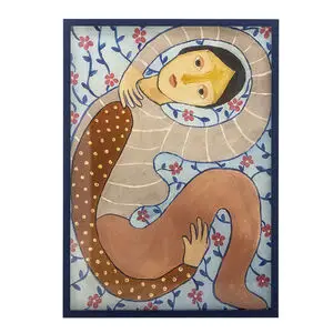 Stiliseret figur med blomsterbaggrund i mørkeblå ramme, farverig og kunstnerisk.