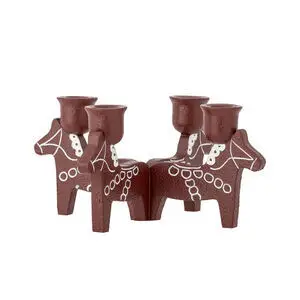 Fire røde hestefigurer med hvide mønstre, sammenkoblede som lysestager.