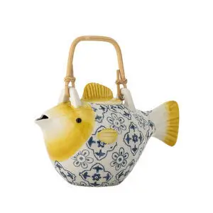 Tekande formet som fisk, med blå blomster på hvid baggrund og gule detaljer.