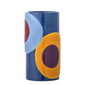 Cylindrisk vase med blå, gul og lilla abstrakte former på en flerfarvet overflade.