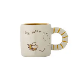 Kop med bi illustration, teksten "Bee Happy", gulstribet hank og brun inderside.