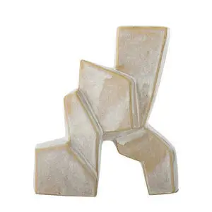 Skulpturel dekoration med geometrisk form, lys beige farve og tekstureret overflade.