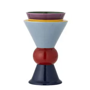 Flerkantet vase med lilla, gul, blå, rød og mørkeblå farver, bred top og base, indsnævret midte.