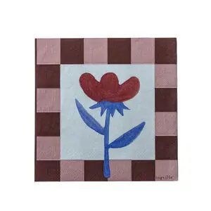 Serviet med rød blomst og blå stilk, kantet med brune og lyserøde tern.