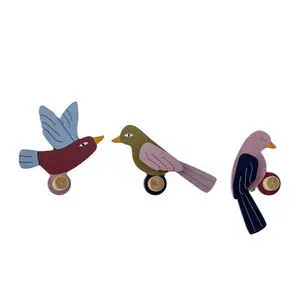 Tre fugleformede knager i multifarver; blå/rød, grøn/lyserød, lyserød/mørkeblå i forskellige positurer.