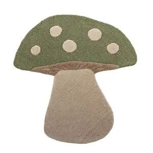Tæppe formet som en svamp med grøn top og lyse pletter, brunlig stilk.