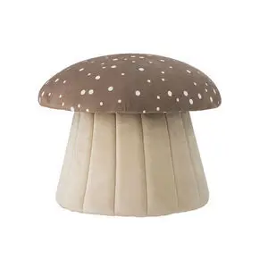 Svampeformet puf med brun top og hvide prikker, lys base med plisseret tekstur.