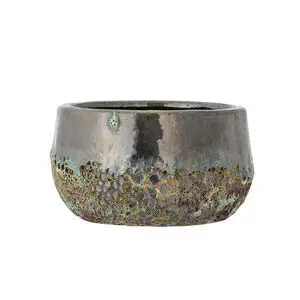 Rund urtepotteskjuler i terrakotta med glat top og tekstureret bund i varierede farver. D29xH16 cm.