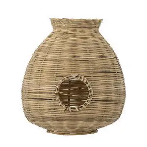 Rund lanterne af bambus med naturlig farve og vævet design, har en åbning foran til adgang.