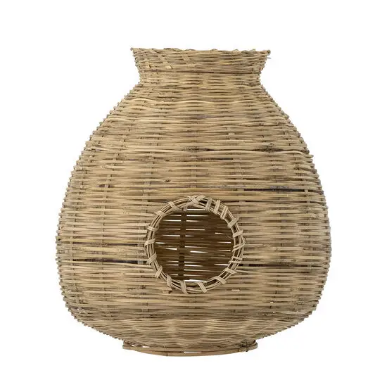 Rund lanterne af bambus med naturlig farve og vævet design, har en åbning foran til adgang.