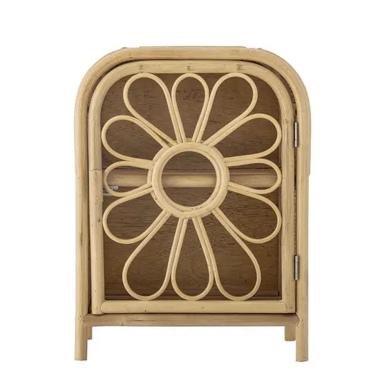 Skab med blomsterdesign på døren, åben hylde indeni, rundet top, rattan-look, naturlig finish.