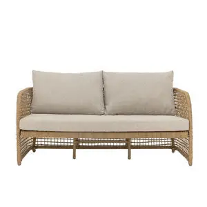 To-personers sofa i polyrattan med lyse beige puder og moderne, afslappet design.
