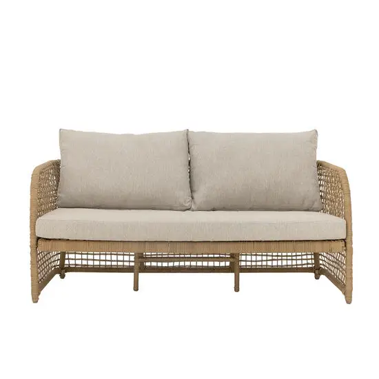 To-personers sofa i polyrattan med lyse beige puder og moderne, afslappet design.