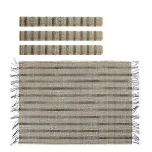 Stor rektangulær dækkeserviet og tre mindre med stribet mønster og frynser.