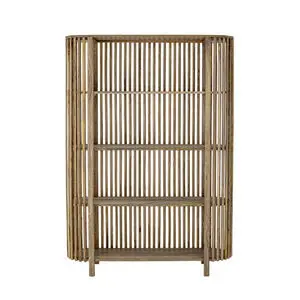 Træhylde med slatted design og flere hylder. Naturlig finish fremhæver træets skønhed.
