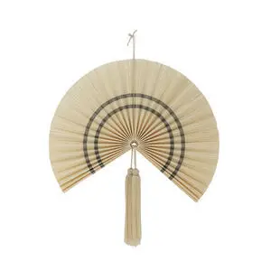 Rund bambusvægdekoration med sorte cirkler og en frynse nederst, i lys naturlig farve.