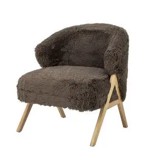Loungestol med brun, fluffy overflade, kurvet ryglæn og lys træramme.