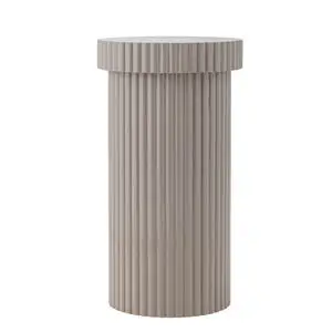 Cylindrisk, ribbet sidebord i grå MDF med moderne æstetik fra Bloomingville.