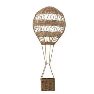 Vægkurv i rattan formet som luftballon, med flettet ballonformet top og opbevaringskurv nederst.