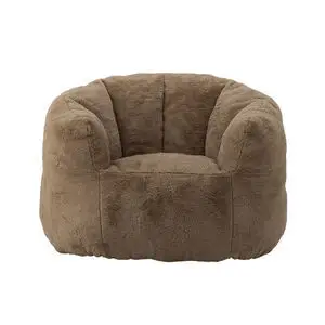 Brun loungestol med afrundet form, polstret ryg og armlæn, lavet af blødt polyester.
