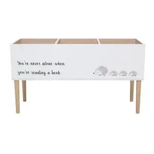 Hvid bogkasse med tre rum, tekst "You're never alone when you're reading a book" og pindsvin.