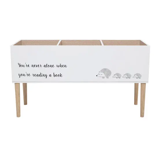 Hvid bogkasse med tre rum, tekst "You\'re never alone when you\'re reading a book" og pindsvin.