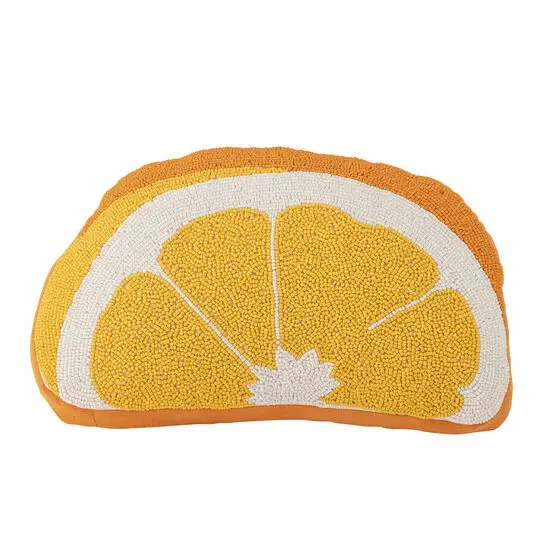 Dekorativ pude formet som appelsinskive i gul og orange med detaljer og orange bagside.