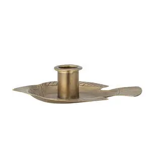 Lysestage formet som en fisk med cylindrisk holder i messinglignende metal.